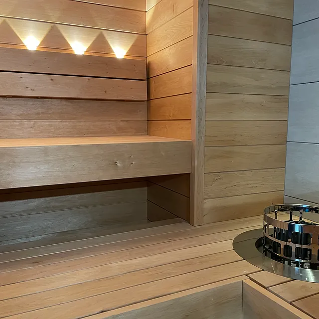 Sauna lämpökäsiteltyä leppää upotetulla kiukaalla