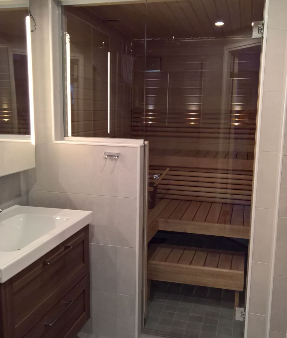 Kylpyhuone ja sauna lasiseinällä