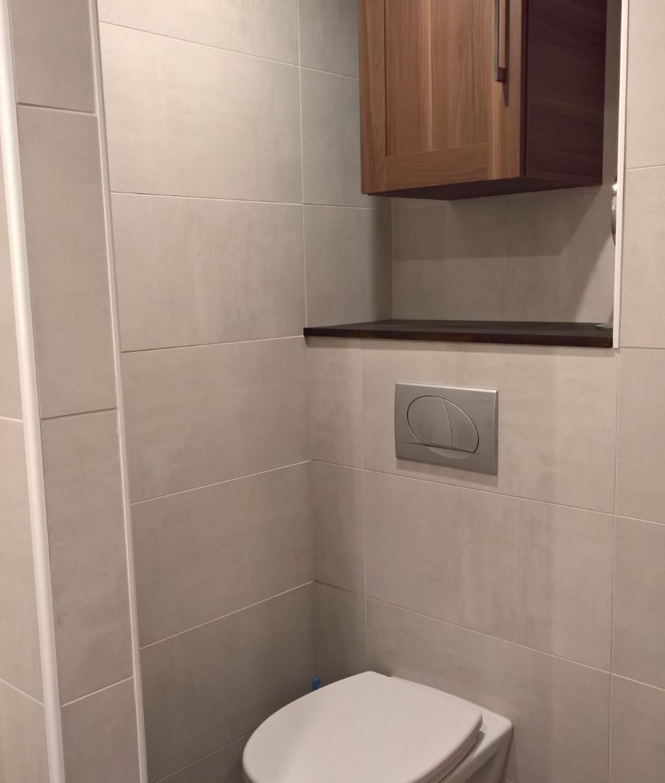 Lämminsävyinen WC