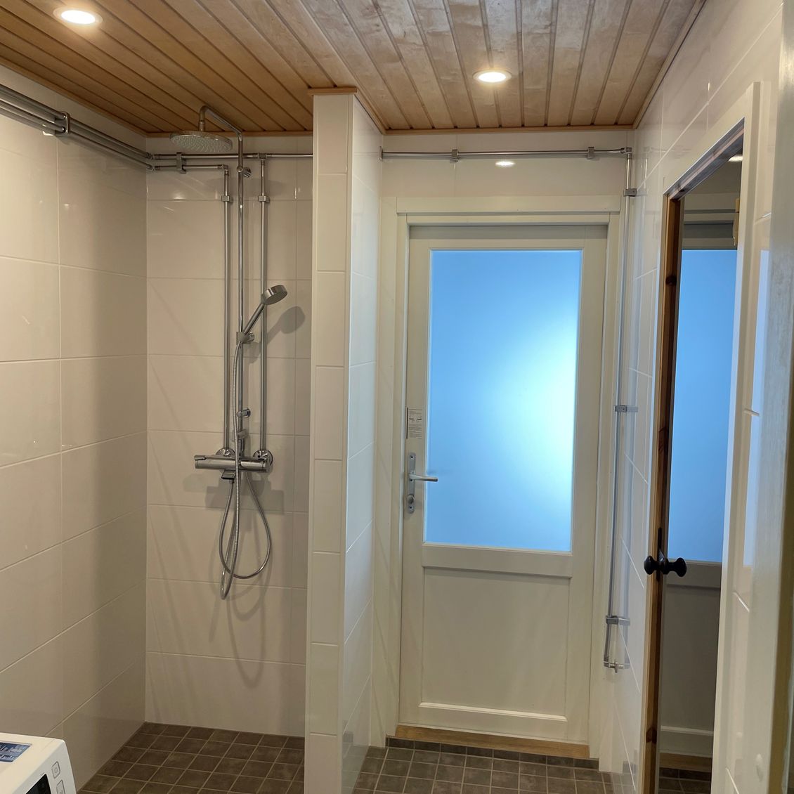 Kylpyhuone seinän sisään upotetulla saippuakotelolla