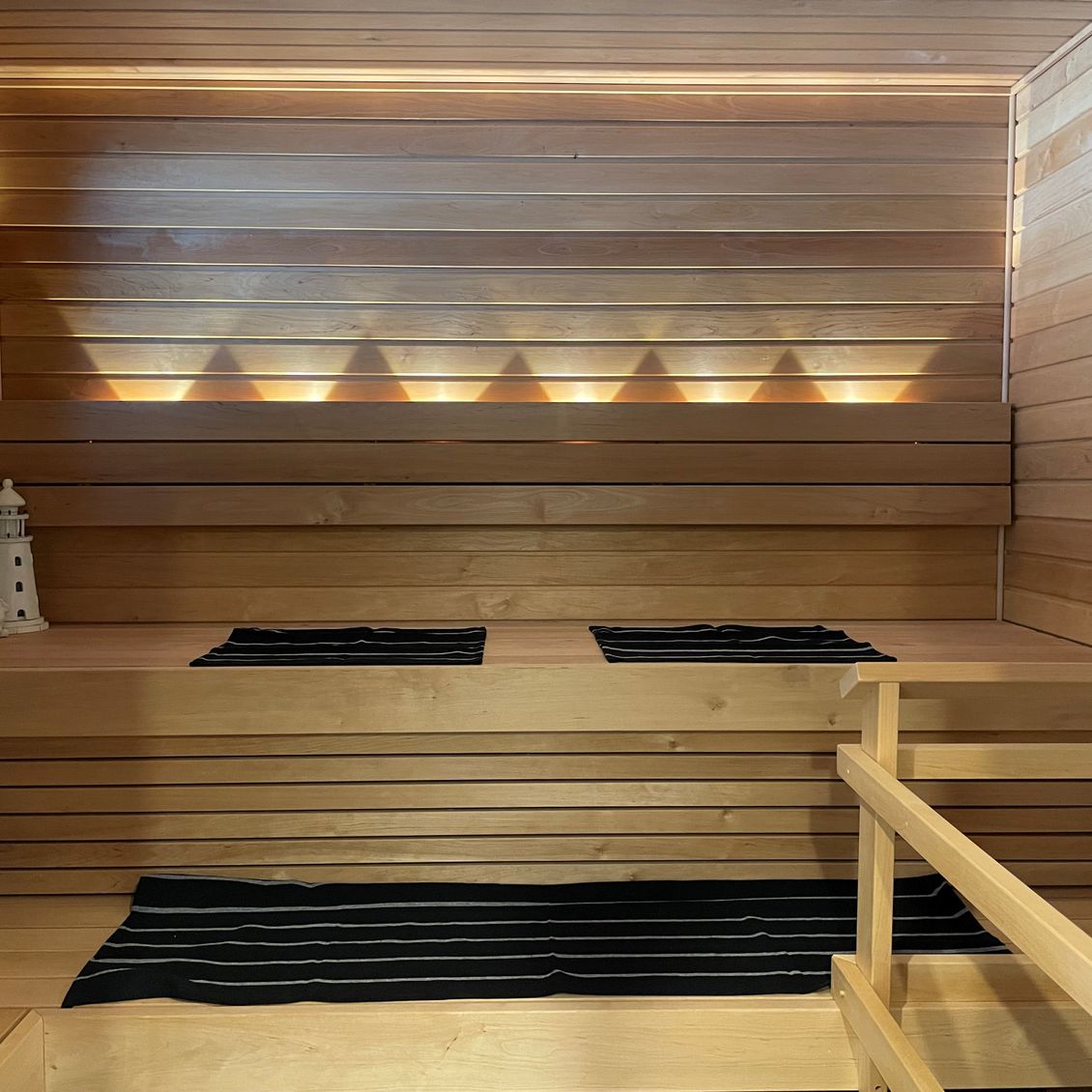 Sauna selkänojavalaistuksella
