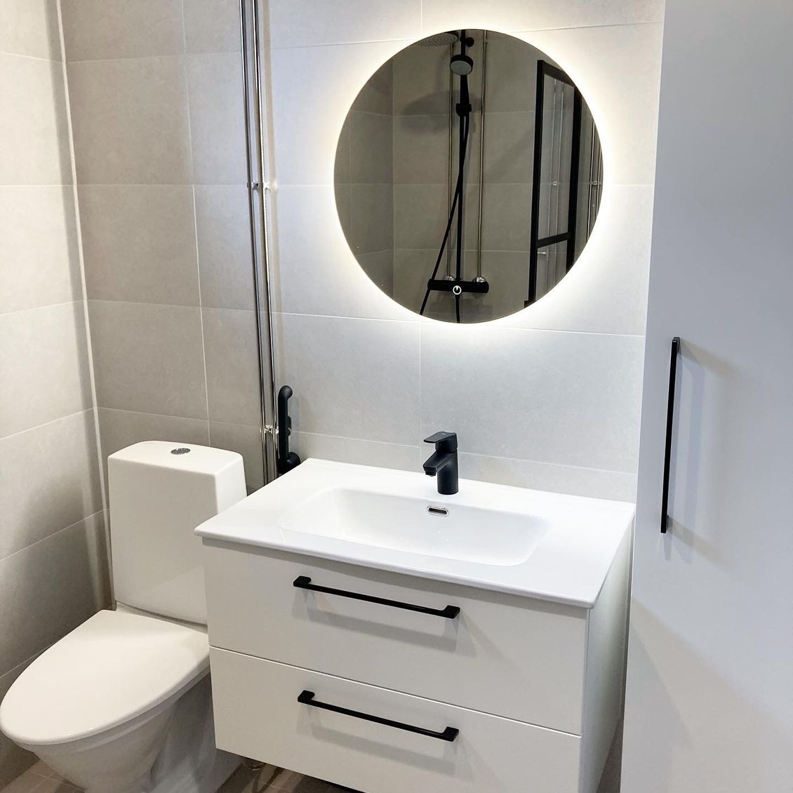 Näyttävä WC valopeilillä