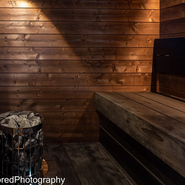 Tummasävyinen sauna