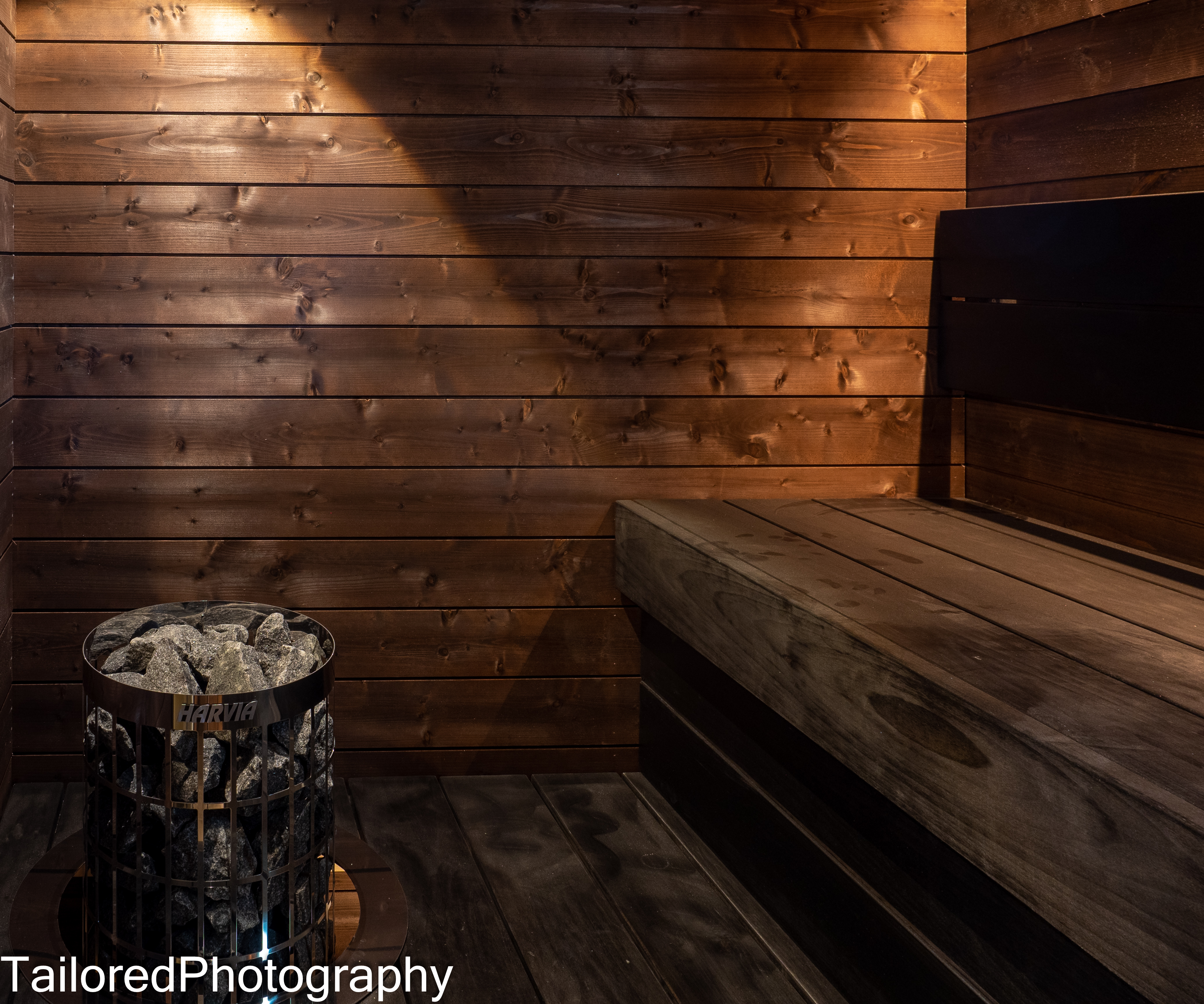 Tummasävyinen sauna
